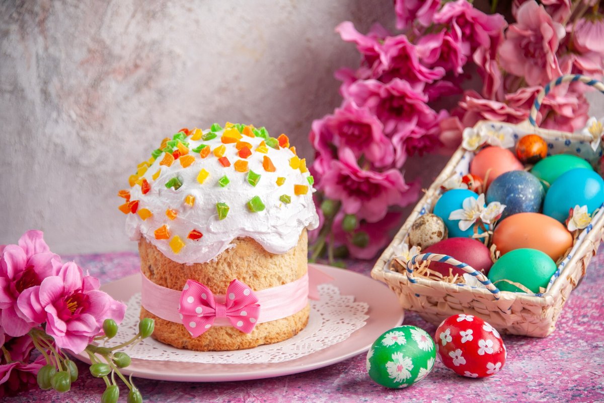 Кулич, украшенный цукатами