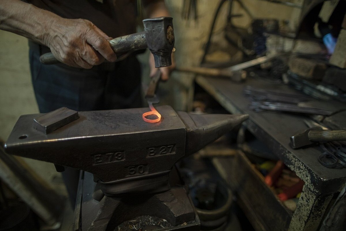 Кузнец за работой