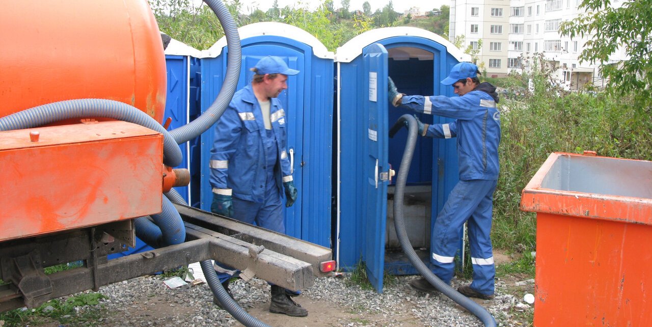 Очистки биотуалета. Откачка биотуалетов. Станция слива жидких бытовых отходов. Ассенизатор работник. Откачка пластиковые туалетные кабины.