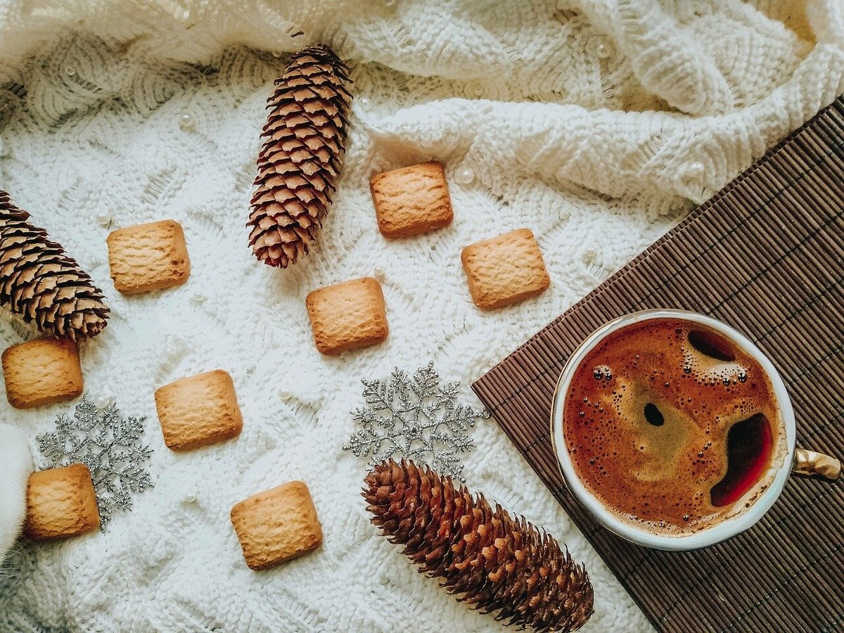 Новогодняя композиция из шишек, печенья, снежинок и кружки с напитком