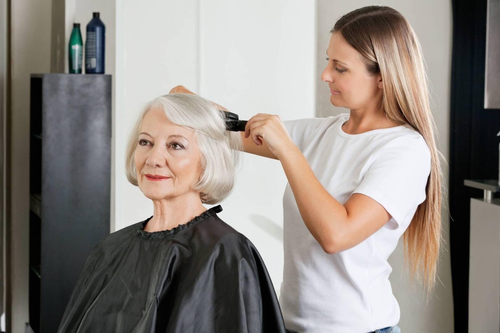 Пожилая женщина в парикмахерской