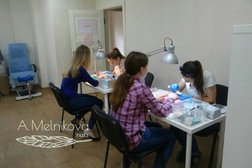 Студия обучения мастеров маникюра A.Melnikova Nails, с рейтингом 4.6 - находится по адресу Республика Татарстан, Казань, улица Хусаина Мавлютова, 42 