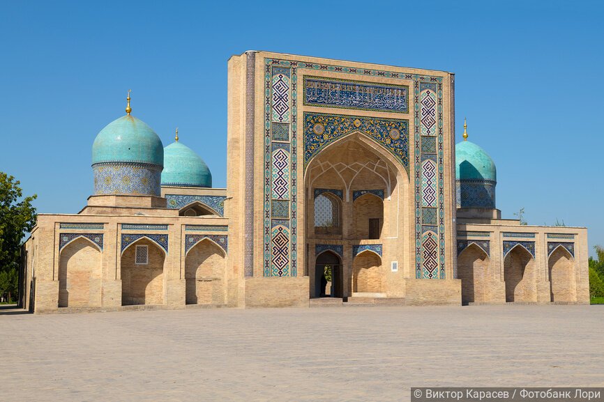 Старинное медресе Барак-Хана солнечным днем. Ташкент, Узбекистан