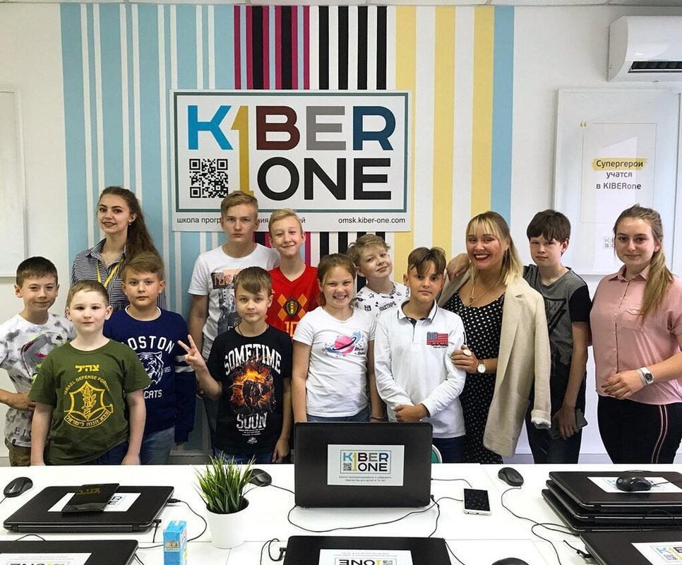 Не школа отзывы сотрудников. Кибершкола KIBERONE. KIBERONE Омск. Kiber one школа. KIBERONE школа.