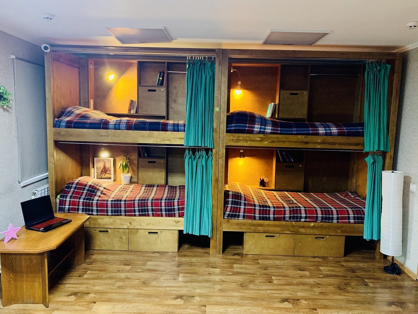 Двухэтажное общежитие. Хостел Crazy Monkey у Московского зоопарка. Двухъярусная кровать для хостела. Двухэтажная кровать для хостелов и общежитий. Оборудование для хостела.