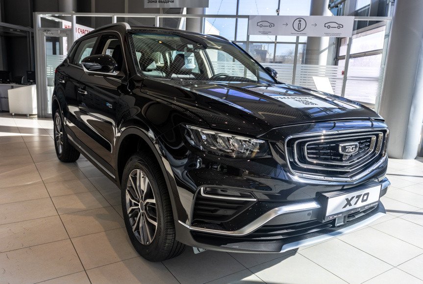Новый автомобиль BelGee X70 припаркован в автосалоне