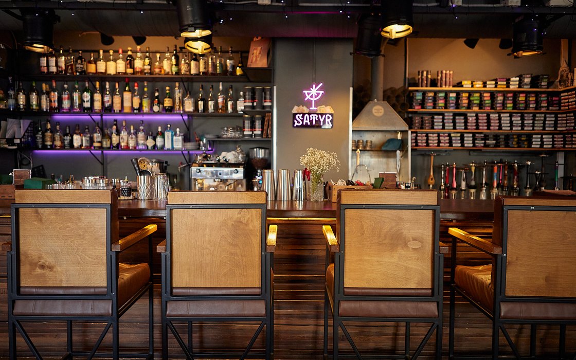 Шарларды жалап жатқан секс әйелдер