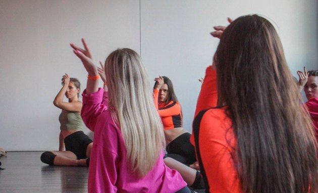 Школа танцев Family dance в Оренбурге - занятия танцами для детей и взрослых