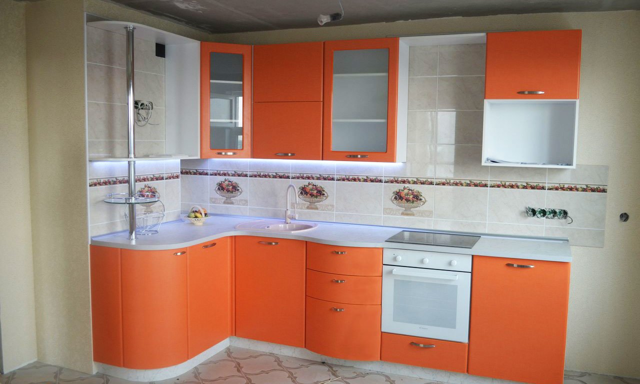 Кухонный гарнитур оранжевого цвета угловой