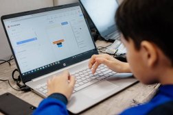Школа программирования для детей и компьютерные курсы KIBERone, с рейтингом 4.5 - находится по адресу Московская область, муниципальный округ Истра, деревня Покровское, территория ЖК Новорижский, Покровский бульвар, 98 