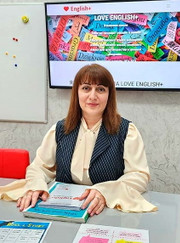 Директор, преподаватель английского языка Эрна