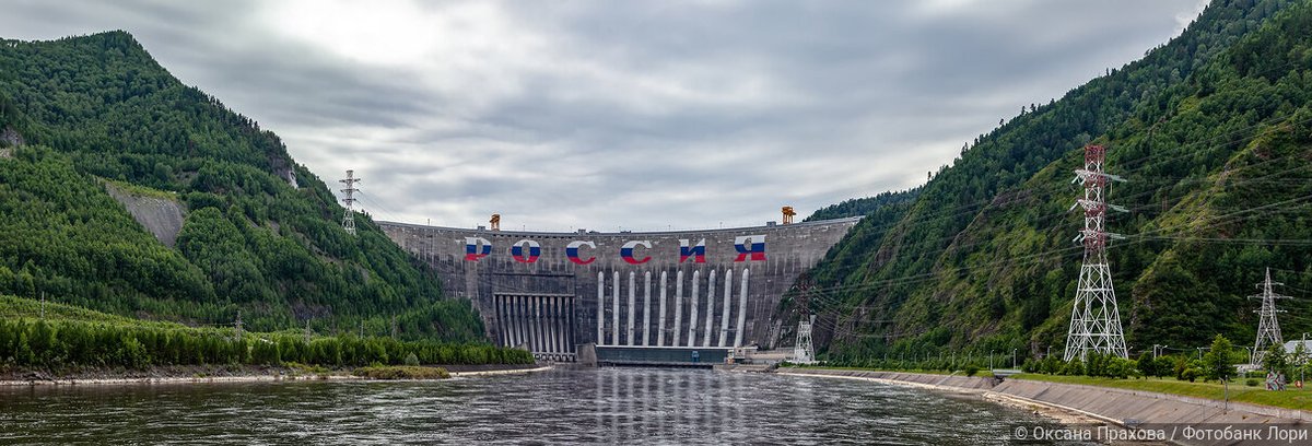 Панорамный вид на Саяно-Шушенскую ГЭС и Енисей