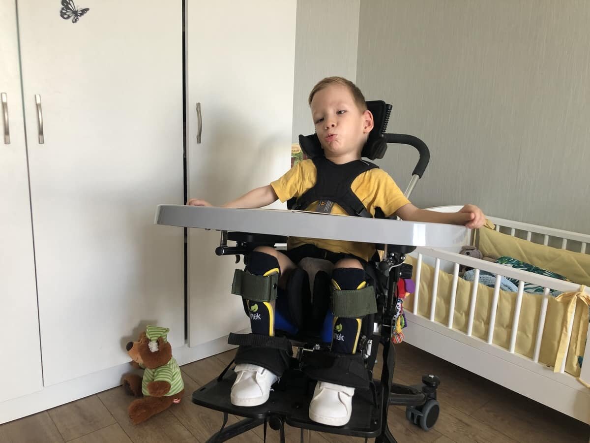 Стол для учащегося с детским церебральным параличом