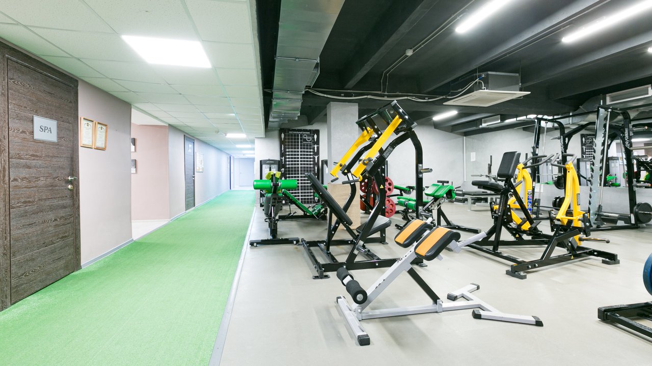Ddx fitness новогиреево. Атлетик Новогиреево. Фитнес клуб Атлетик Новогиреево. Фитнес-клуб Атлетик, Москва. Атлетик тренажерный зал Красноярск.