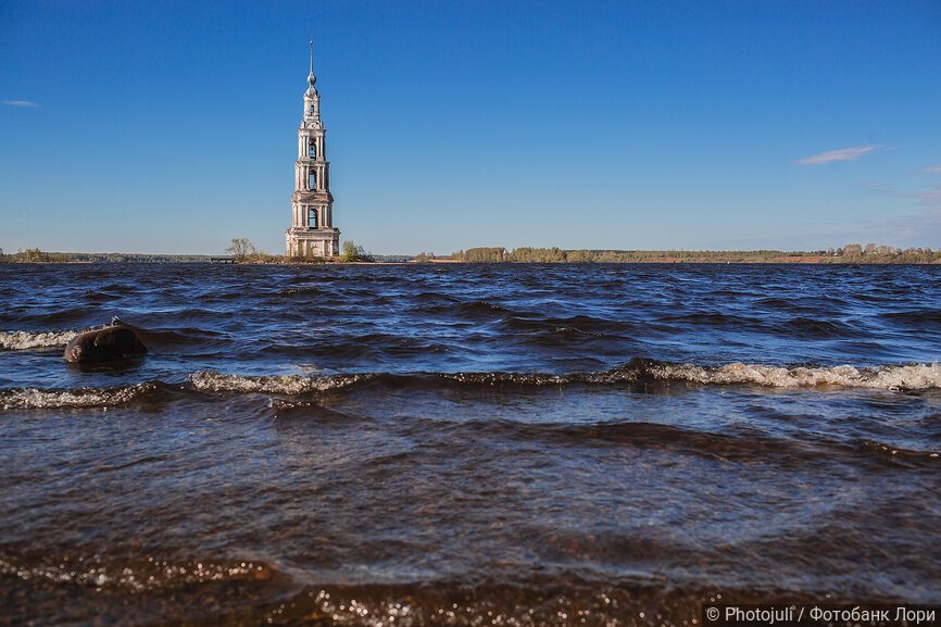 Вид на колокольню с берега