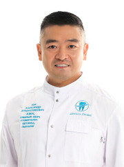 Главный врач, стоматолог Александр Владиславович Хан