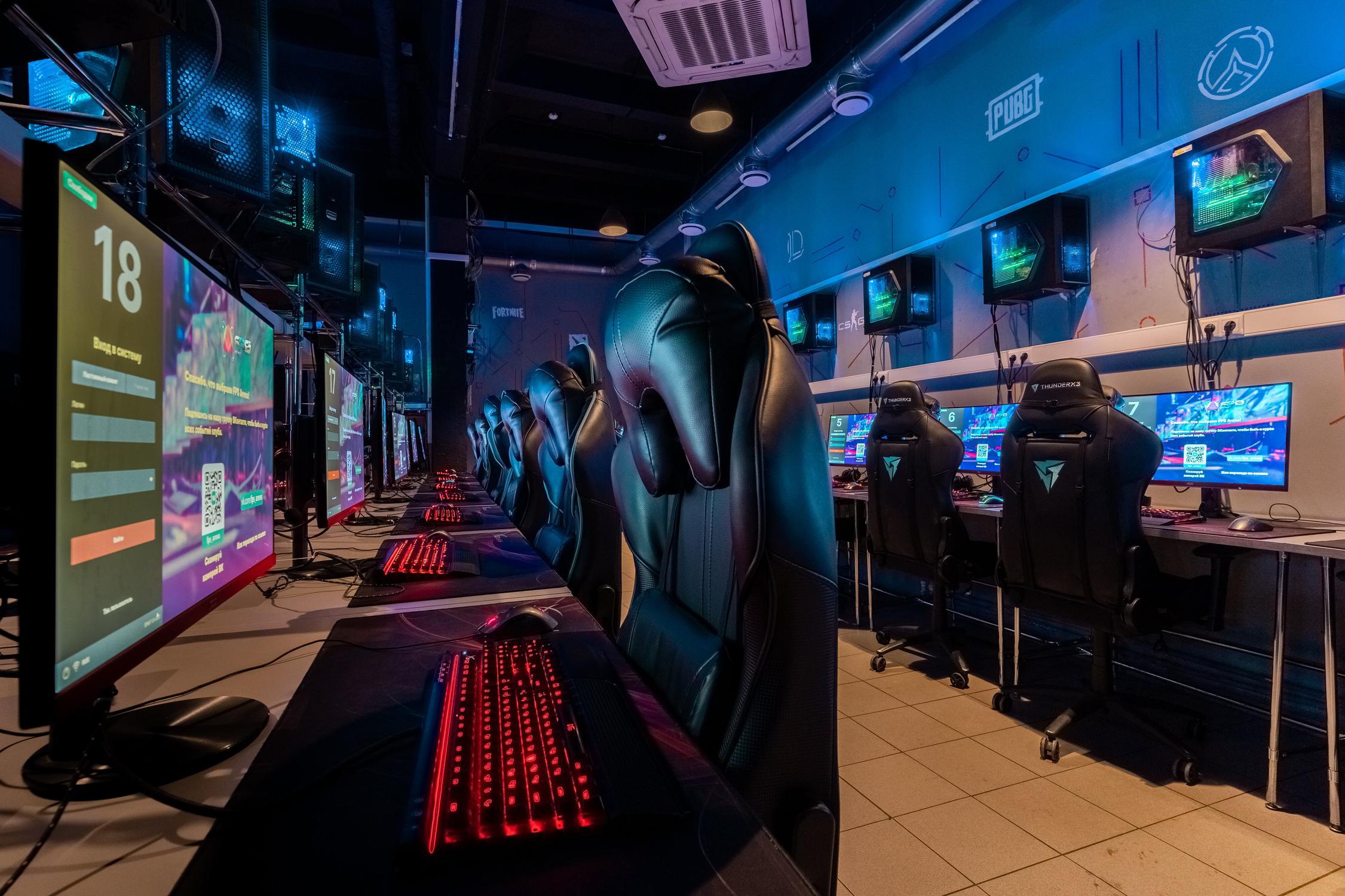 Gaming center. Гейминг центр. Компьютер центр развлечений. Обои для компьютерного клуба. Компьютерный клуб аниме.