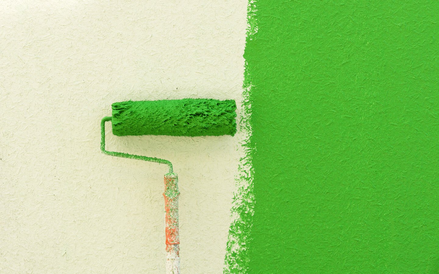 Красить валиком стены без следов. Валик для покраски стен. Крашенные стены. Валик с зеленой краской. Валик красит стену.