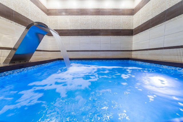 Сауна с большим теплым бассейном в Красноярске на левом берегу