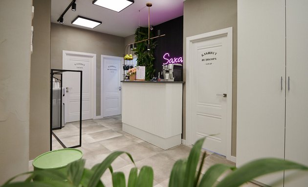 Олар порно видео блог түсіріп жатыр. Біреудің басын кискаға итеріп жатқан порно видео