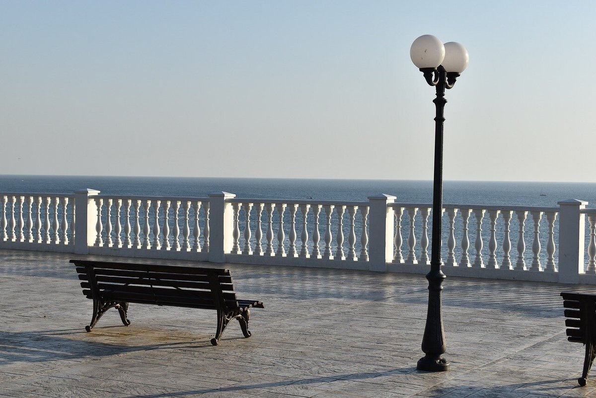 Лавочка и фонарь на набережной Анапы
