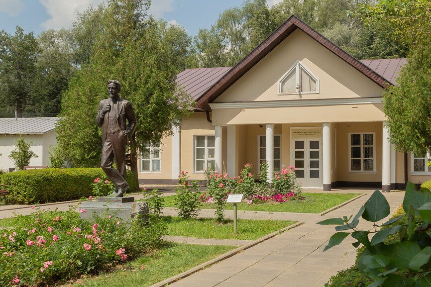 Памятник А. П. Чехову. ГАУК МО "Государственный литературно-мемориальный музей-заповедник А. П. Чехова "Мелихово"