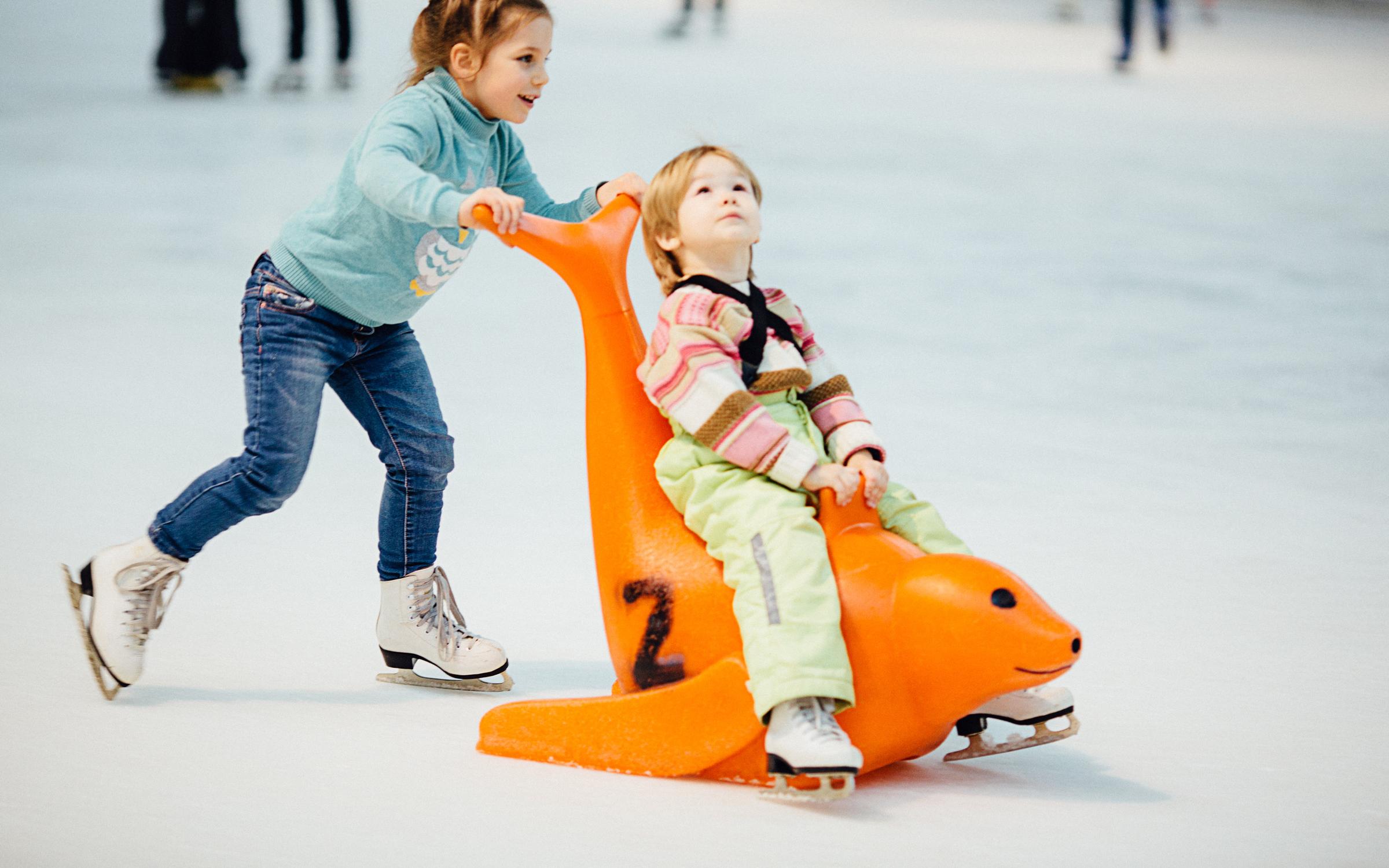 Детский каток. Каток Mega Ice. Опора для катания на коньках. Пингвин для катания на коньках для детей. Опора для детей на катке.