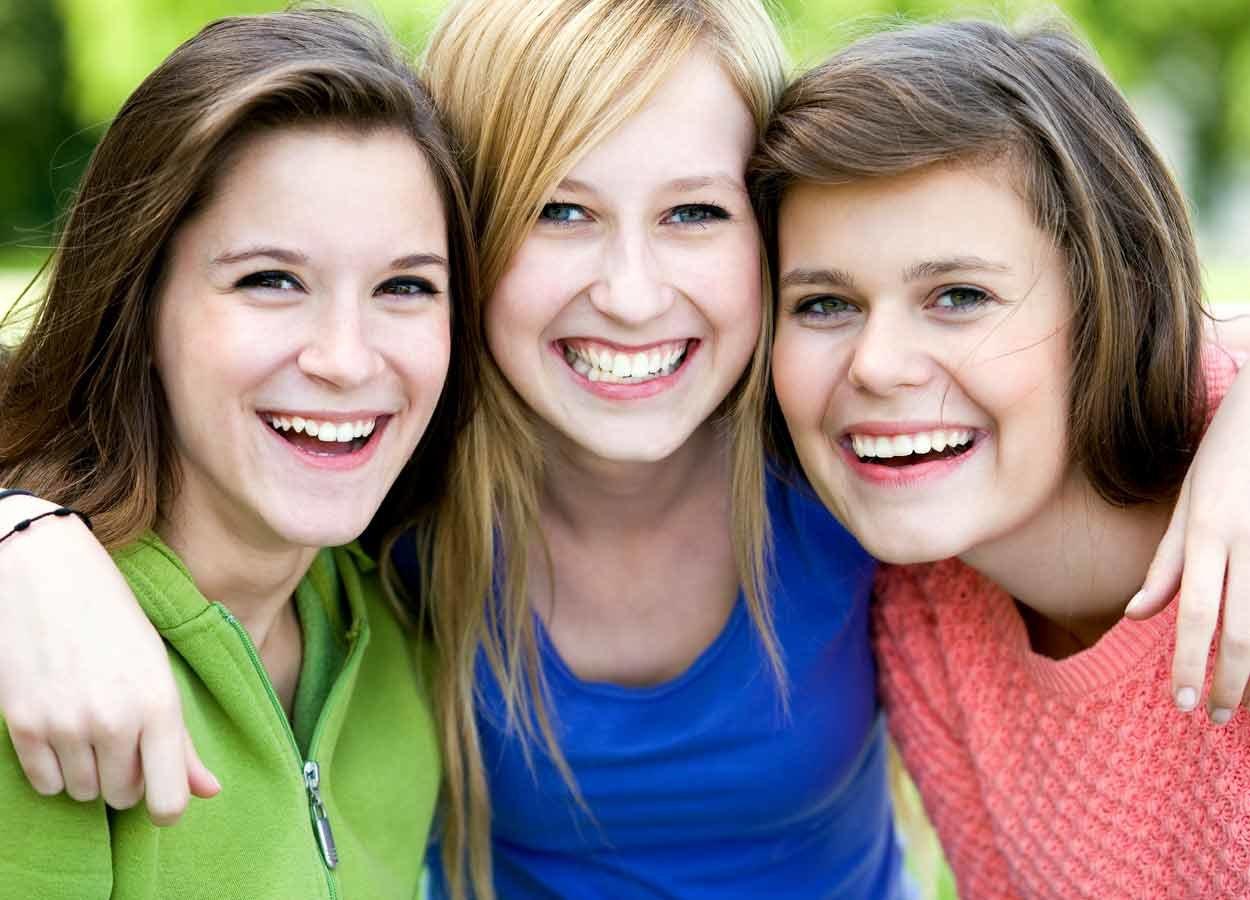 Три девушки улыбаются