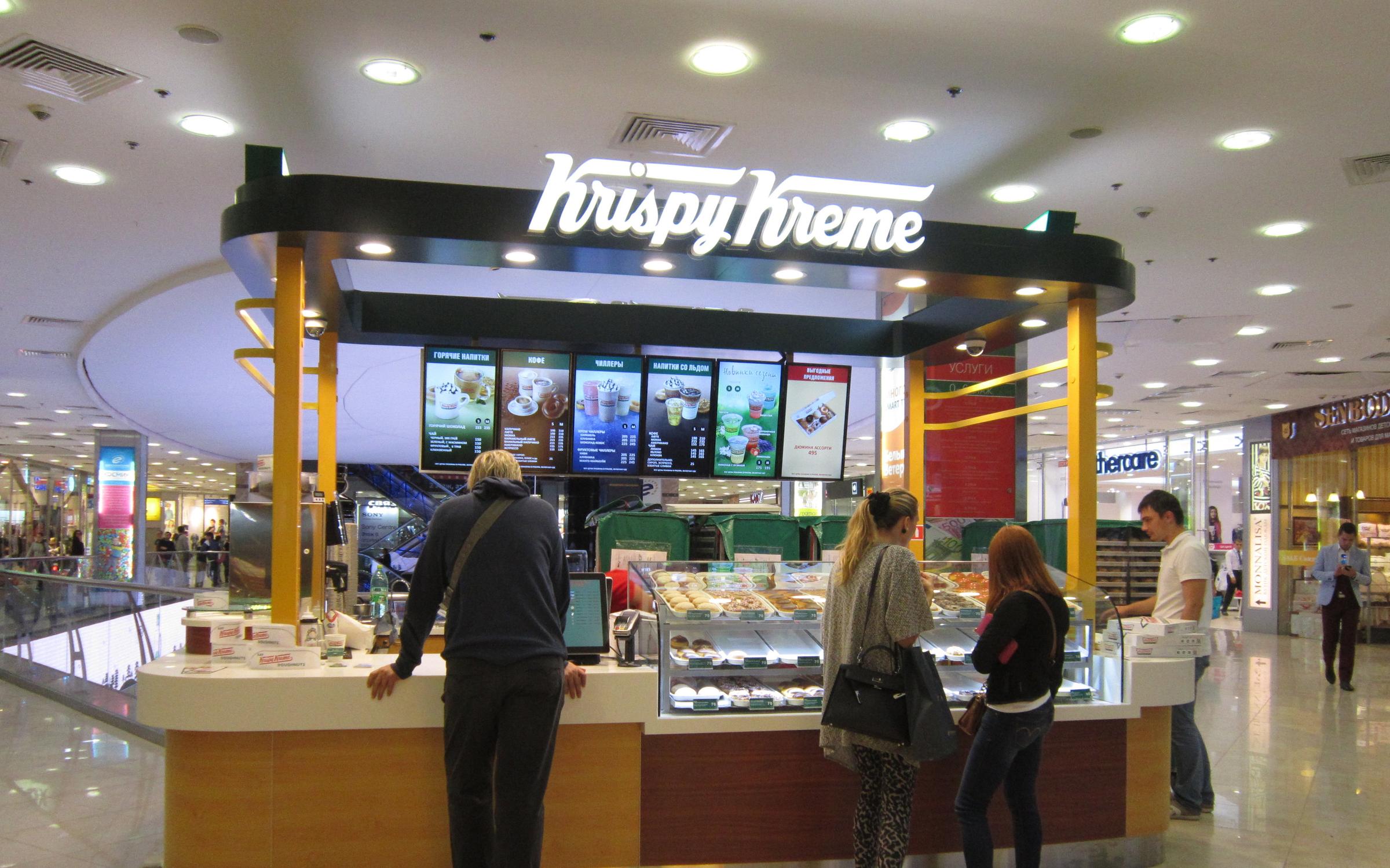 Krunchy dream. Криспи Крим Москва. Кафе Криспи Крим в Москве. Кофейня Krispy Kreme Москва. Криспи Крим Никольская.