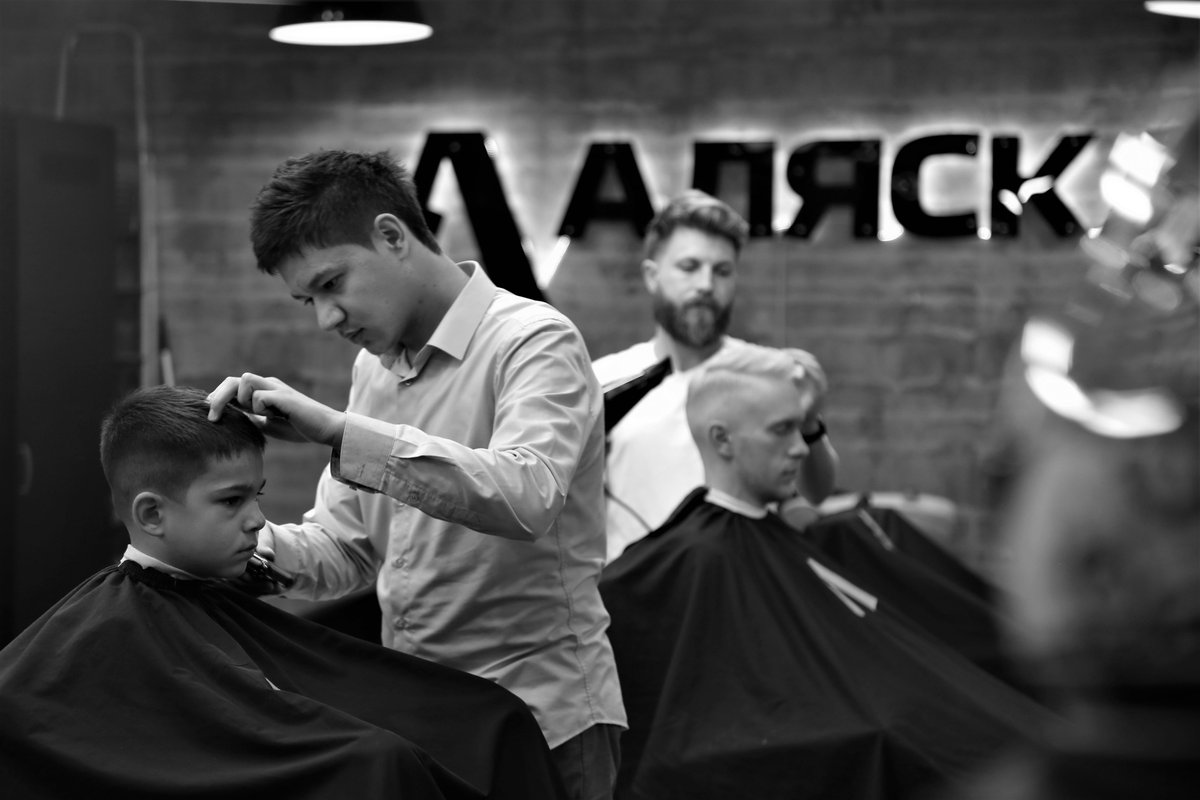 Барбершоп кость мытищи. Мужской парикмахер черно белая картина. Barbershop новый год. Аляска барбершоп Курская. Баннер на мужской парикмахер вид страшный.