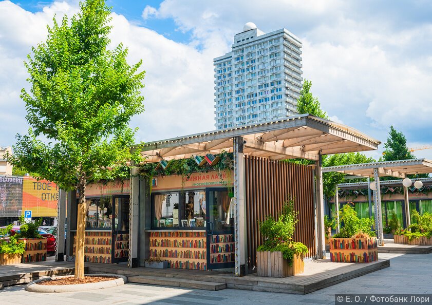 Книжная лавка на Новом Арбате, солнечный летний день