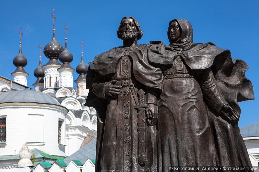 Скульптура "Петр и Февронья Муромские" на фоне Благовещенского мужского монастыря в городе Муроме
