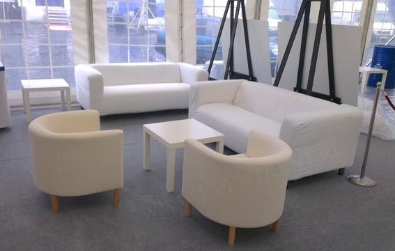 арендуй кресло. кресло белое арт. девушка на пуфе. донецк, прогулочные кресла напрокат. комната с креслом качалкой.