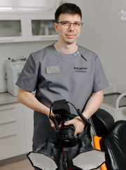 Имплантолог, стоматолог Антон Владимирович Дергунов