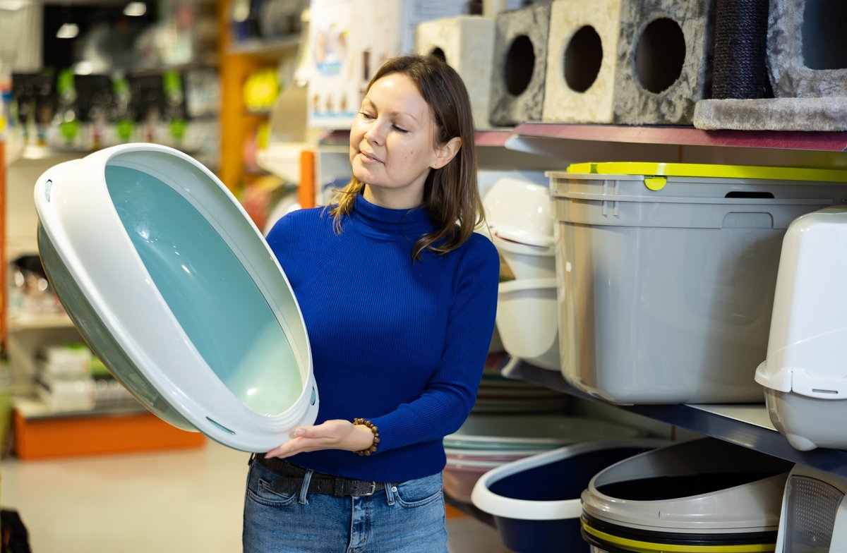 Девушка выбирает кошачий лоток