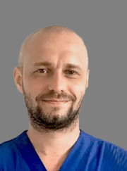 Реаниматолог, анестезиолог Денис Иванович Леонов