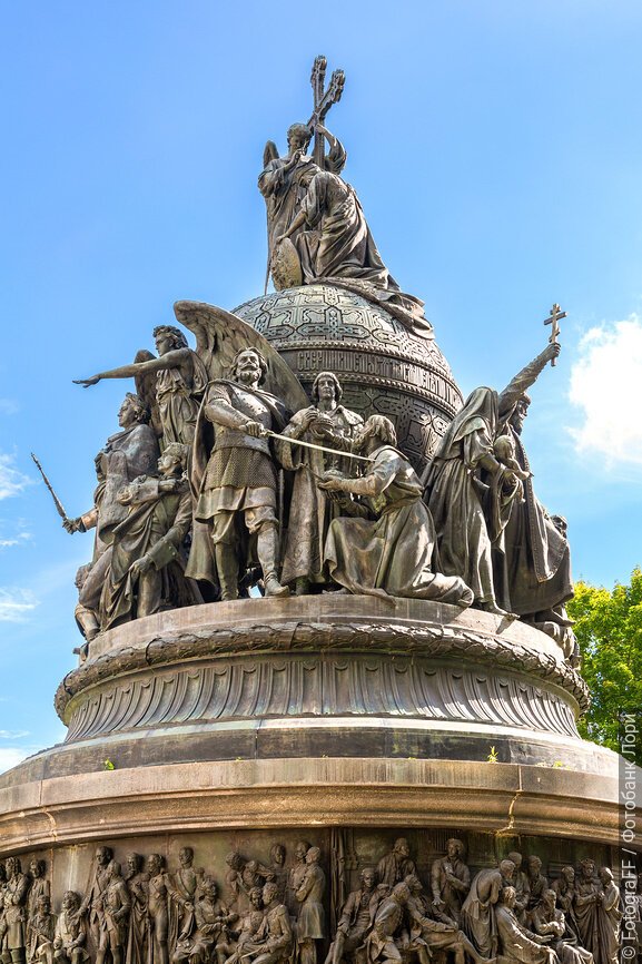 Фрагмент памятника. Нужно осмотреть его со всех сторон, чтобы оценить грандиозность монумента!