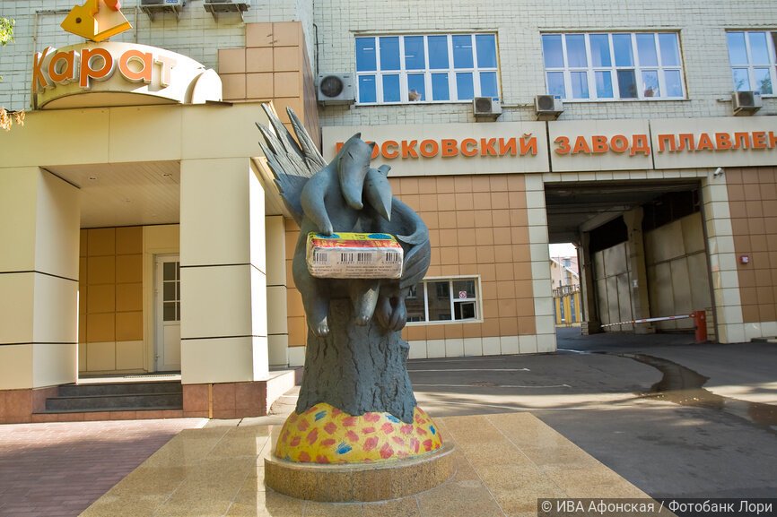 Москва, памятник плавленому сырку у Московского завода плавленых сыров "Карат"