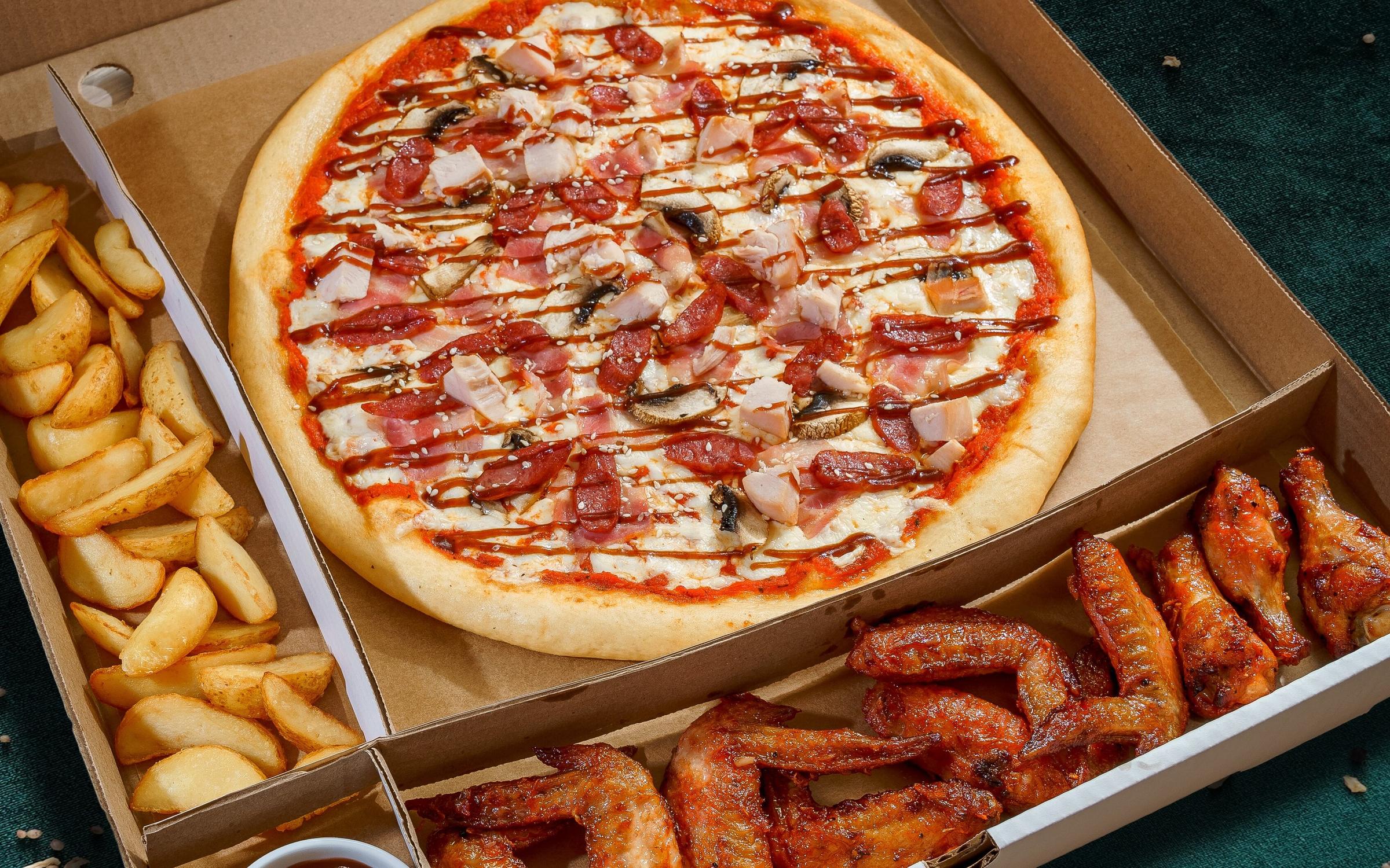 Сайт дона пицца. Пицца фото. Пицца на столе в пиццерии. Пицца Корлеоне. Фотография пиццы на столе.