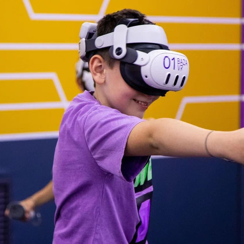 Ребенок играет в VR-шлеме