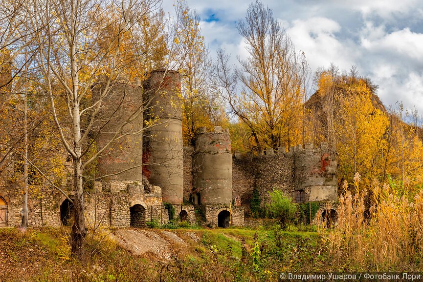 Крепость Меот в окружении осенних деревьев