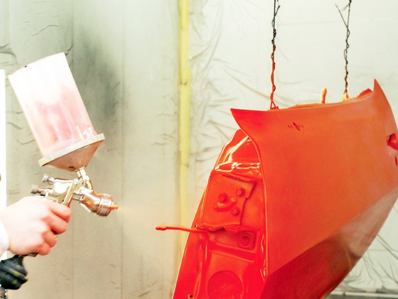 Покраска деталей авто. Авторихтовщик и маляр. Окраска автомобилей. Покраска деталей автомобиля. Покраска элемента.