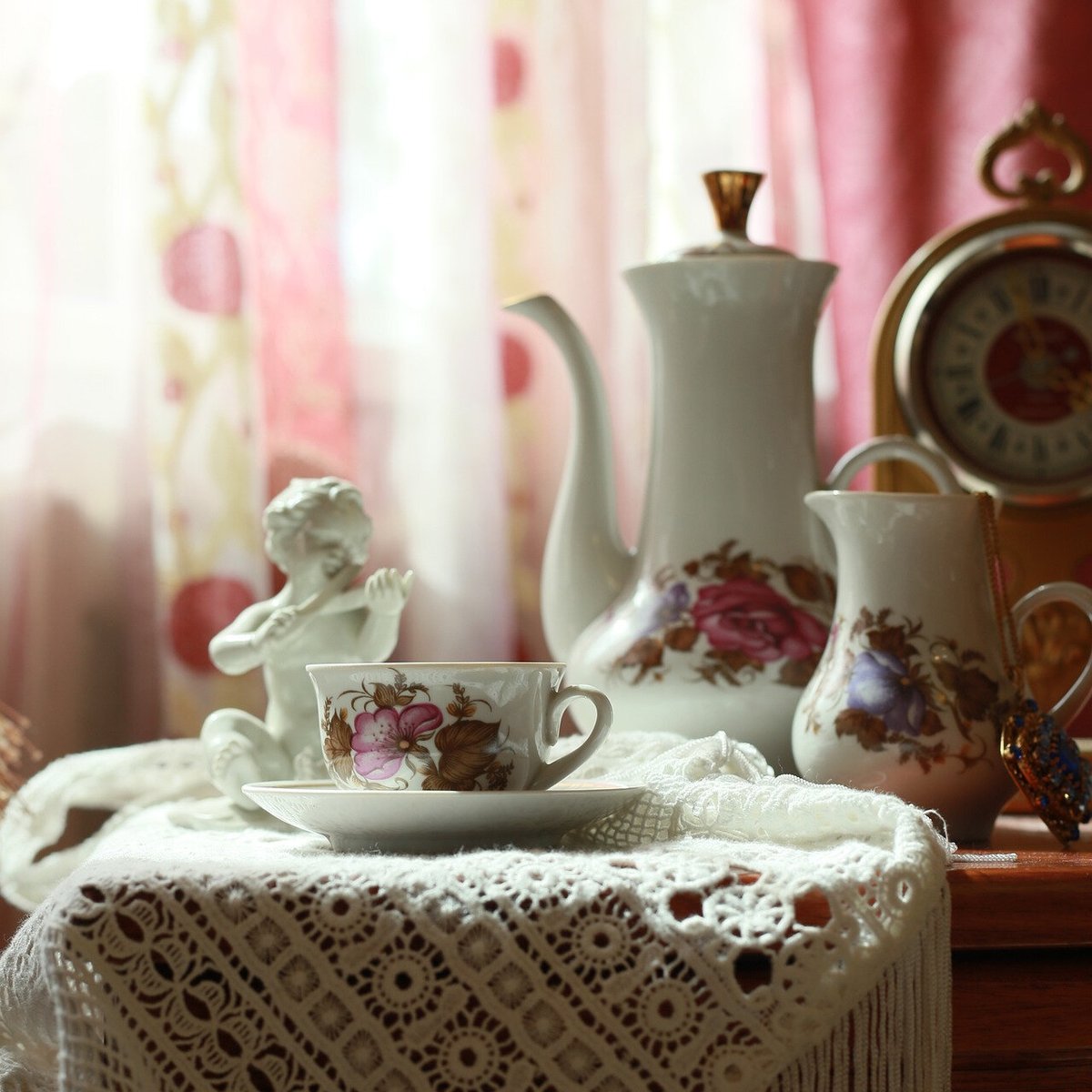 Белый чайный сервиз с цветами