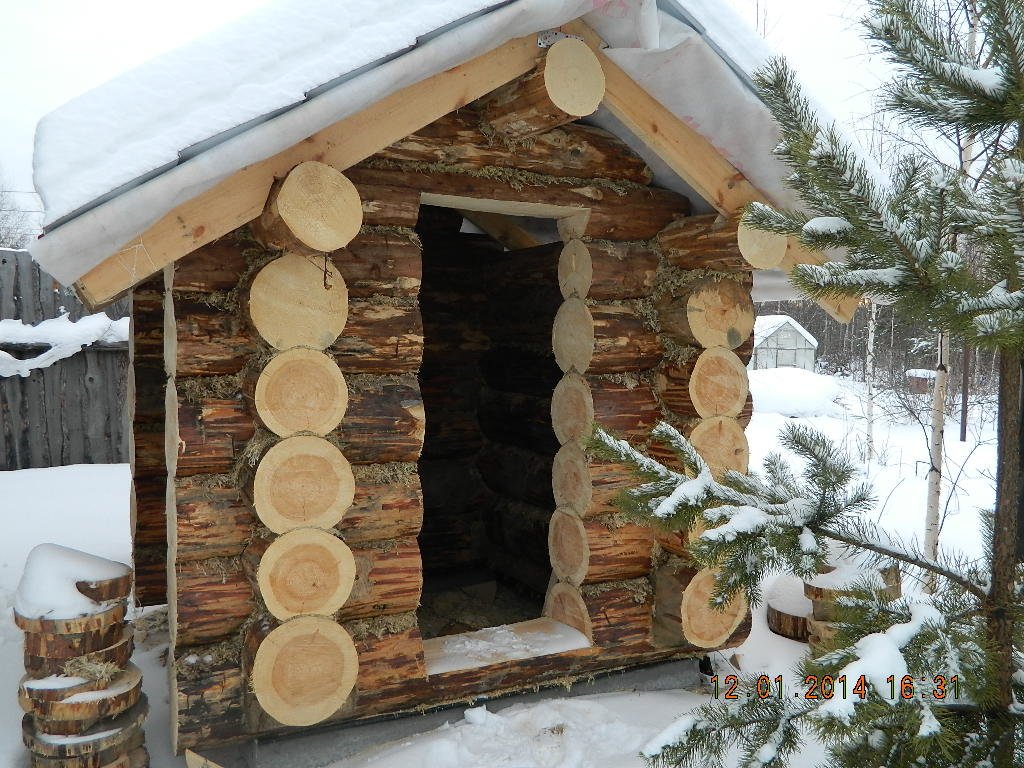 Сруб туалета из бревна