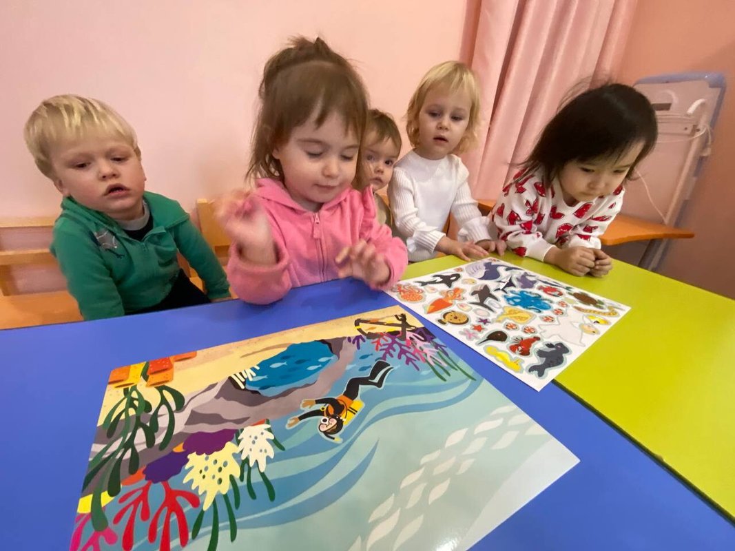 Дети за творческим занятием с наклейками в Бемби Клубе