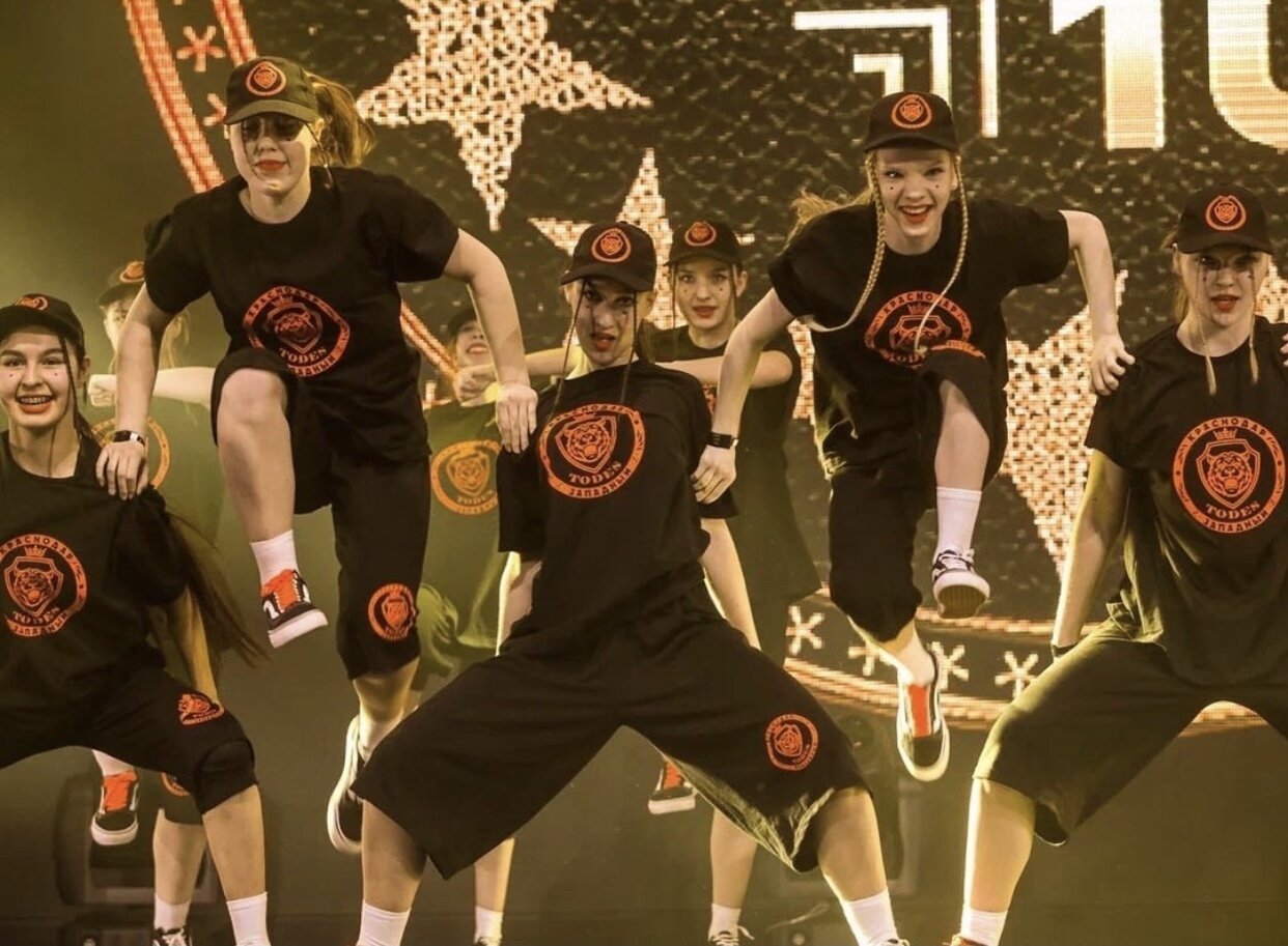 Брейк данс на улице. Танцы хип хоп. Участники хип хоп батла 2006. Хип игра. Батл хип хоп танцы.