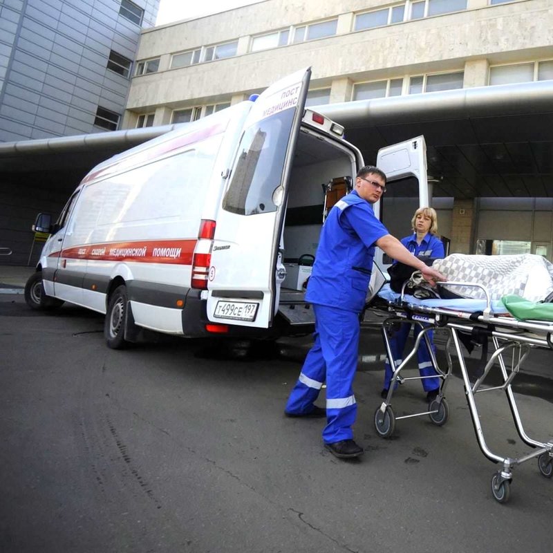 скорая привезла больного к минздраву. на скорой в больницу с ребенком. человек в машине скорой помощи. на скорой в больницу с ребенком.