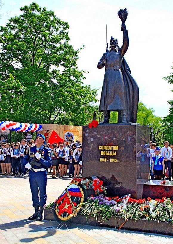 Солдат ростов. Памятник солдатам Победы в Ростове на Дону. Памятник солдат Победы Ростов. Памятник воинам освободителям Ростова на Дону. Памятник солдату Ростове на Дону.