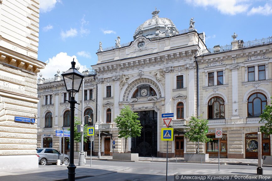 Богато украшенный фасад главного входа в Сандуны