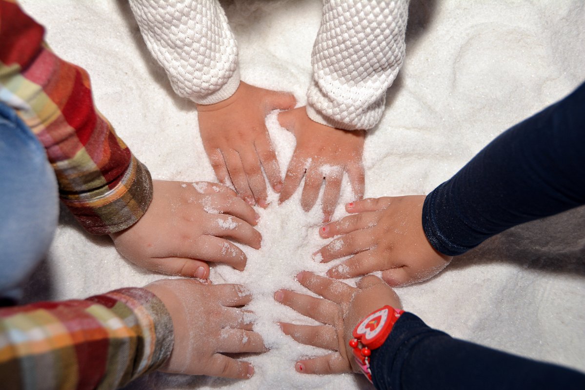 Аппликация из соли. Соль для детей. Техника рисования солью. Рисуем солью. Рисование солью надпись.